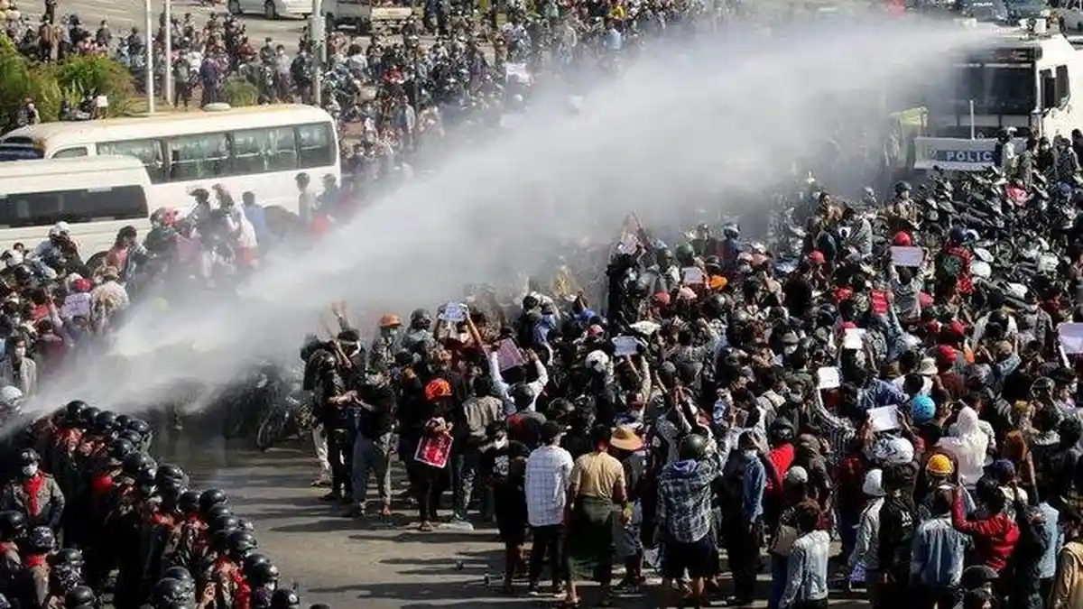 Aparat Gunakan Senjata, Demonstran Myanmar Malah Jemur Rok dan Pakaian Dalam Wanita