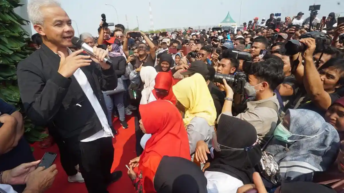 Ribuan Warga di Gresik Makan Nasi Krawu Bareng Ganjar