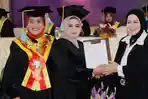 Dikukuhkan-Jadi-Guru-Besar-Unitomo-Prof-Sri-Astutik-Soroti-Ancaman-Hukum-di-Era-Bank-Digital.jpg