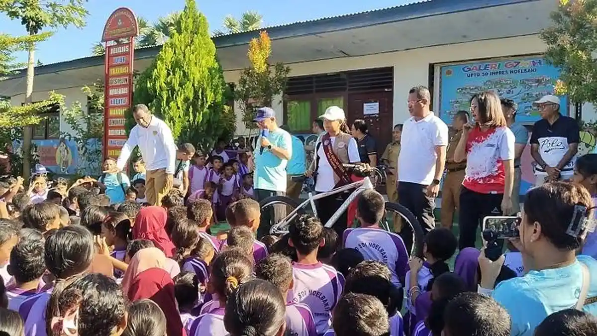 Lima Siswa SD Inpres Noelbaki Bawa Pulang Sepeda dari Mendikdasmen