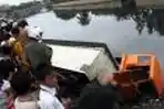 Truk Terjun Ke Sungai Mookervart
