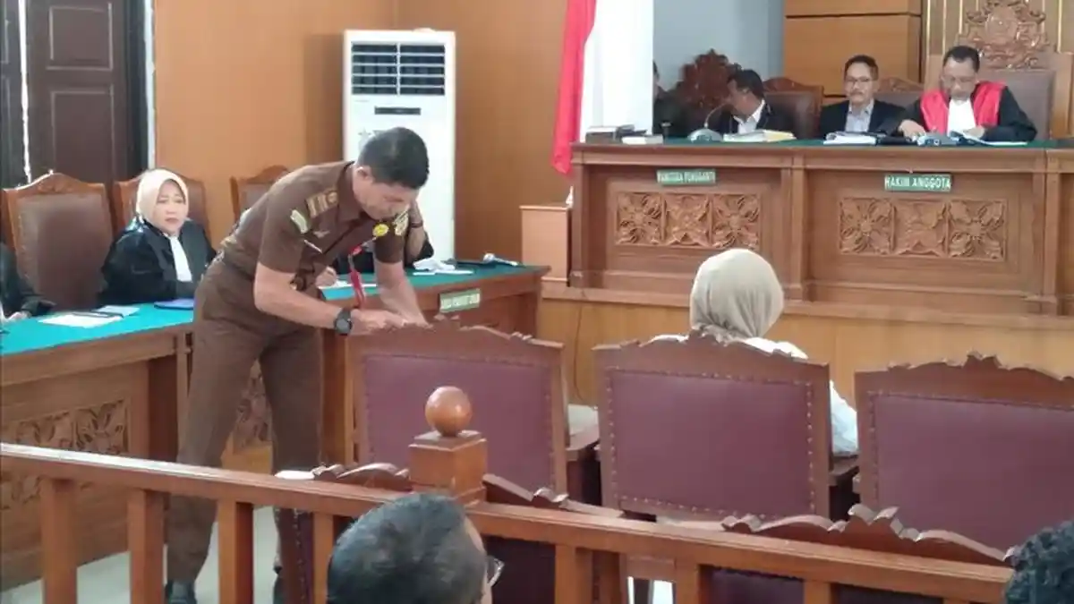 VIDEO-Sambil Memegang Tasbih, Ratna Sarumpaet Tampak Lebih Tenang Menghadapi Vonis Hakim