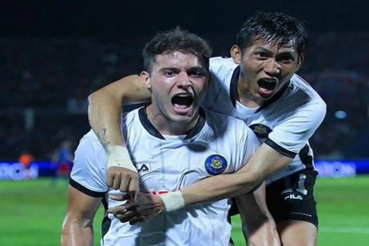Sempat Tolak Tawaran Persib Bandung, Pemain Asal Brasil Ini Kenakan Kaus Maung Bandung saat Berlatih