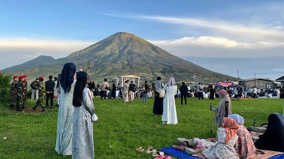 Ribuan Jemaah Salat Idulfitri di Garung Wonosobo, Diapit Gunung Sindoro dan Sumbing