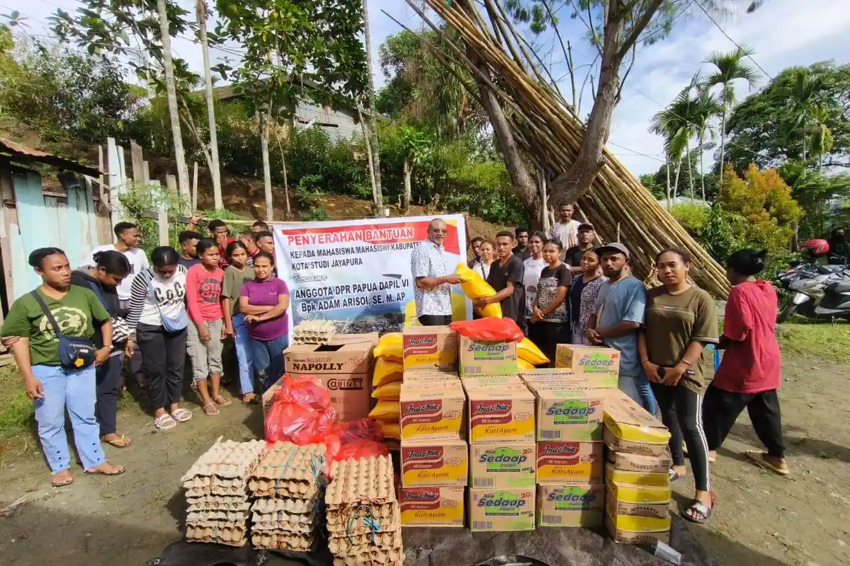 Adam Arisoy Alirkan Listrik dan Jaringan Wifi di 6 Asrama Mahasiswa Kepulauan Yapen