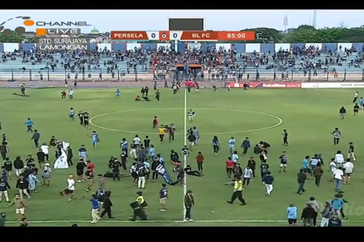 Persela vs Badak Lampung, Alex Gagal Pinalti, Suporter Masuk Lapangan, Pertandingan Dihentikan