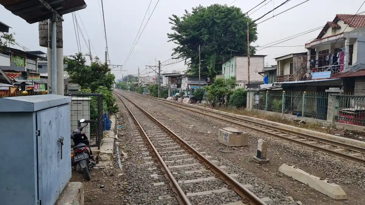 Tak Tahu Arah ke Pasar, Wanita Paruh Baya Tertabrak KRL di Kedoya