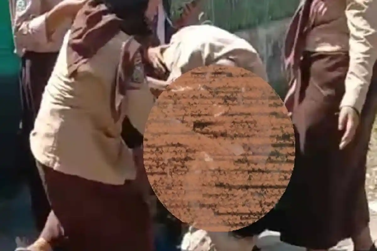 VIDEO VIRAL, Siswi SMP di Mataram Berkelahi Gara-gara Saling Tatap  