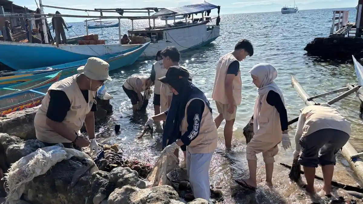 Kuliah Lapang di Pulau Barrang Lompo, Mahasiswa Sosiologi UNM Gelar Aksi Bersih