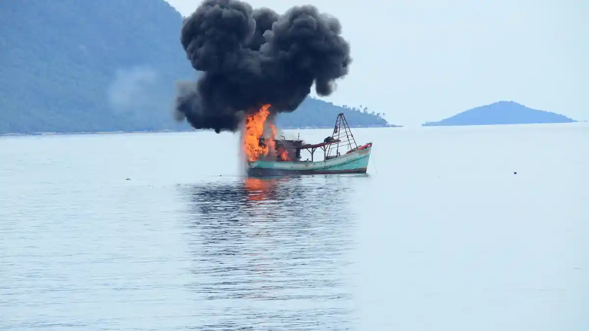 Kormabar Tenggelamkan 24 Kapal Ikan Ilegal