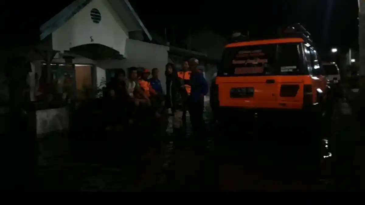 2 Lansia Stroke Terjebak Banjir di Perum Muktiharjo Indah Semarang, Sarda Jateng Evakuasi Malam Hari