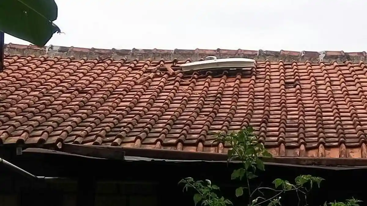 Pintu Pesawat Terbang Jatuh Menimpa Rumah Tato