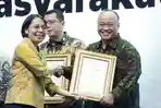 Direktur-III-PT-Muria-Sumba-Manis-Agung-Santoso-menerima-sertifikat-penghargaan-Mitra-Bakti-Husada.jpg