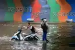 Sejumlah Kendaraan Terjebak Bajir Semarang