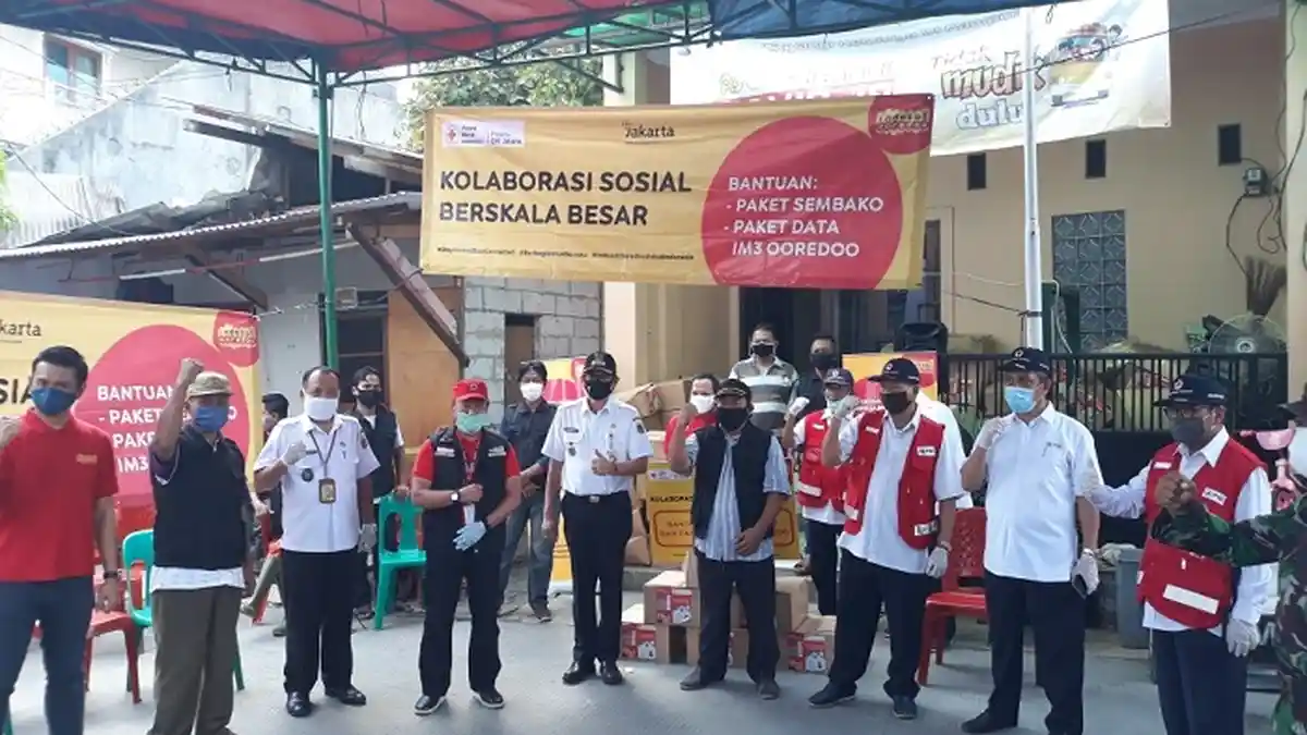 PMI Jakarta Bagikan Sembako dan Paket Data di Jakarta Barat