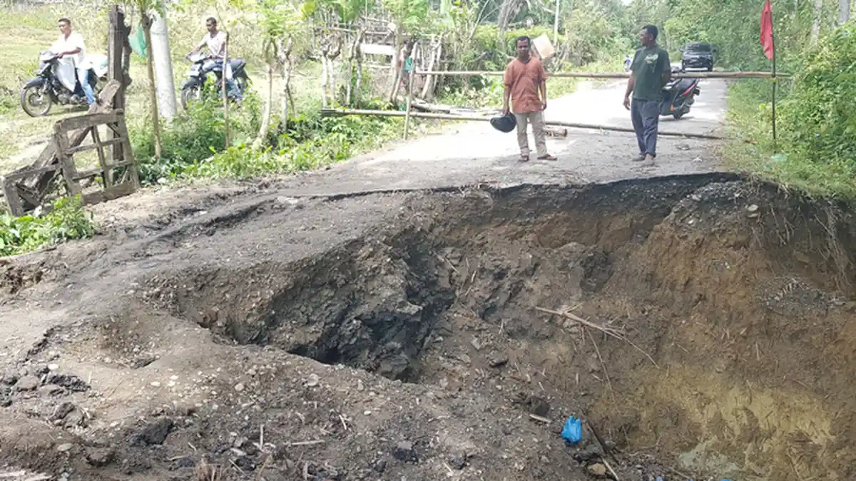 Jalan Penghubung Tujuh Gampong Ambruk