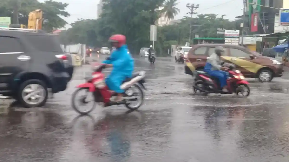 Hujan, Hati-hati, Ada Genangan Air di Ujung Jl Pettarani-Alauddin Makassar