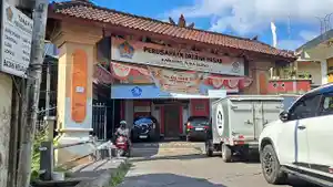 Suasana-di-depan-Perumda-Pasar-Argha-Nayottama-Bupati-Buleleng-mencopot-tiga-direksi.jpg