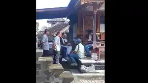 Pasca-pencurian-pis-bolong-suasana-warga-berkumpul-di-Pura-Desa-Adat-Renon-Bali.jpg