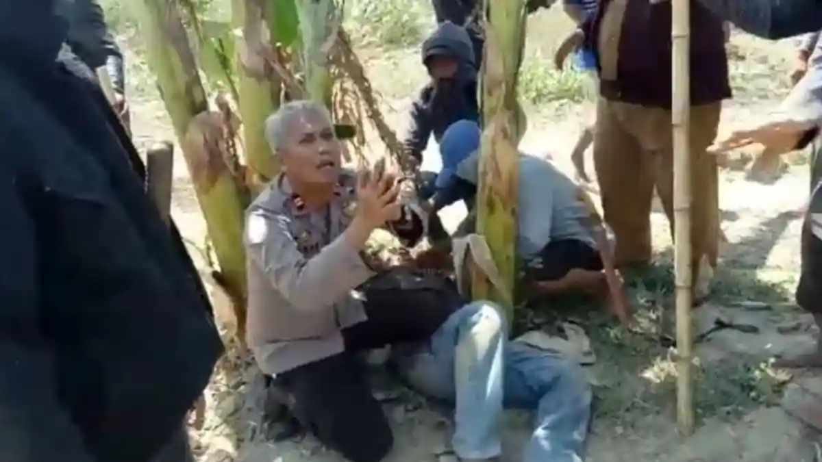 Seorang Kapolsek Bersimpuh Sambil Memohon Ampun Demi Menyelamatkan Pekerja Tambang