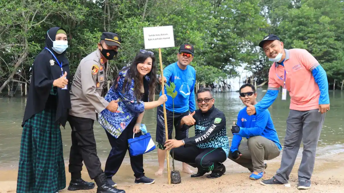 Peserta Astindo JoyBike Tanam Mangrove di Destinasi Wisata Batam