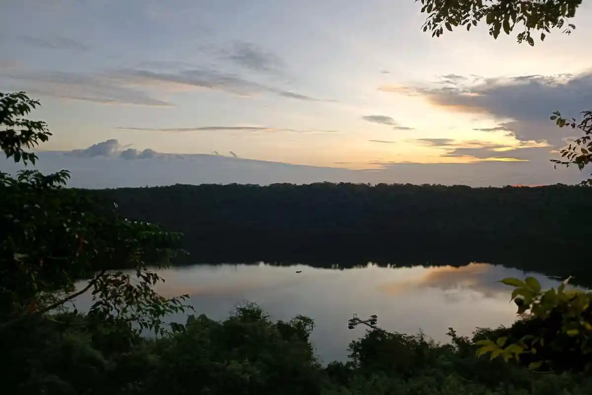 Danau Waibelen 'Asmara' di Flores Timur NTT : Lokasi, Rute, dan Daya Tariknya