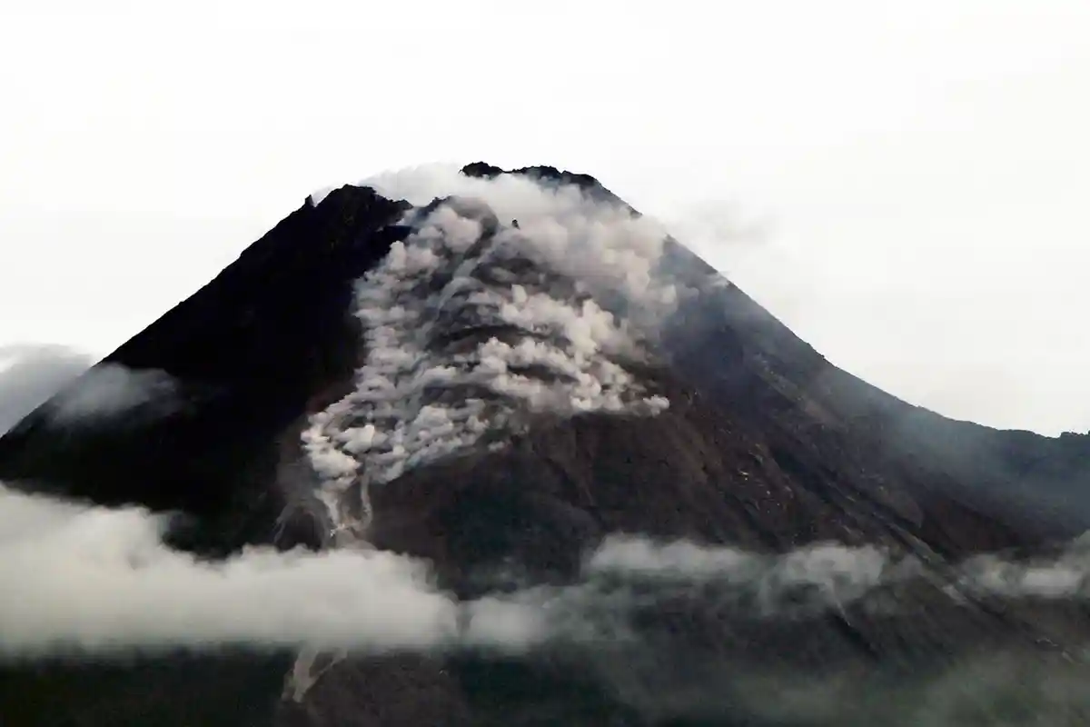 Gunung Merapi dan Gunung Raung Sama-sama Erupsi, Ini Penjelasan PVMBG