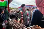 Gubernur-Kalbar-Ria-Norsan-Tinjau-Stand1506.jpg