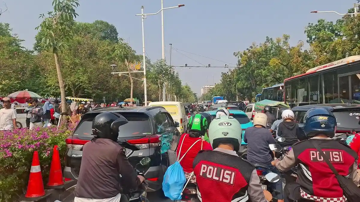 Jalan Medan Merdeka Selatan Macet, Ada Parkir Liar saat Perayaan HUT ke-81 RI di Monas