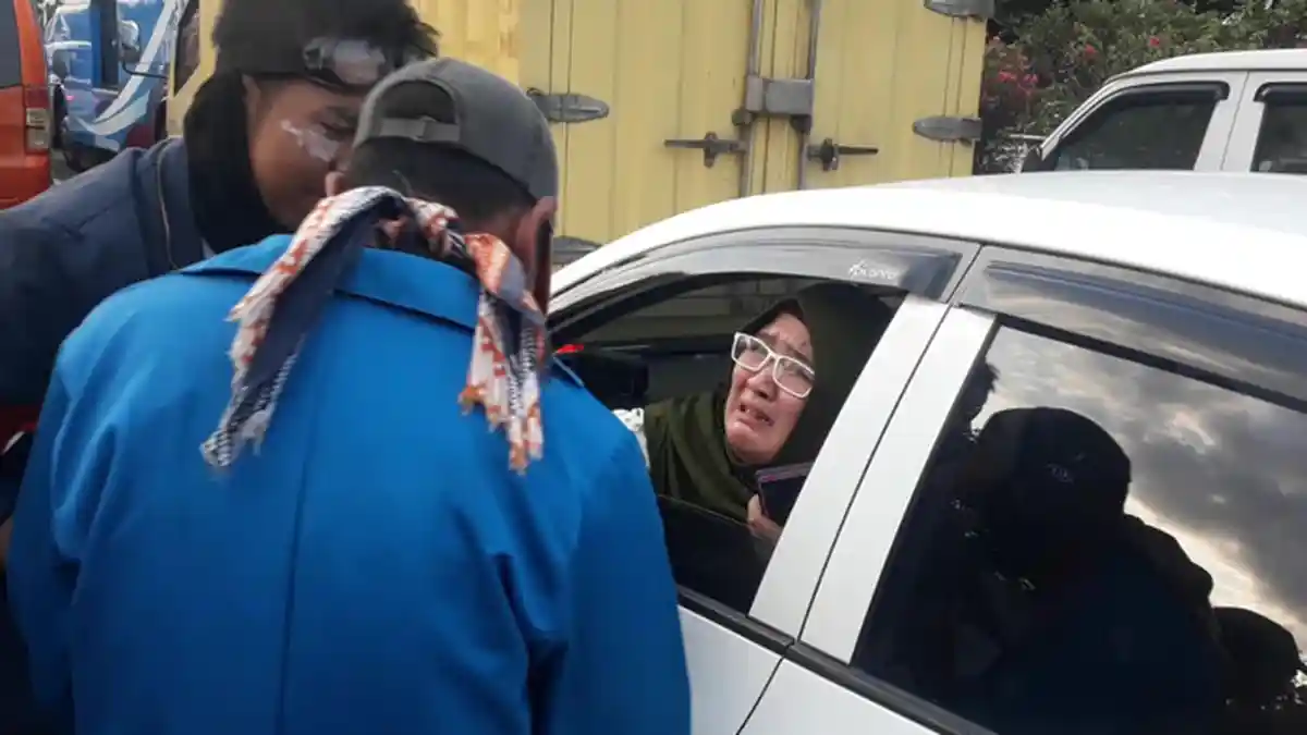 Tak Kuasa Menahan Tangis, Penumpang Mobil di Tol Dalam Kota Ini Dukung Aksi Mahasiswa