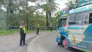 Beberapa-orang-petugas-tampak-sedang-mengatur-arus-lalulintas.jpg