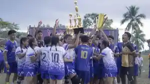 Para-pemain-bola-kaki-dan-vola-voli-SMK-Tiara-Nusa-Borong-sedang-merayakan.jpg