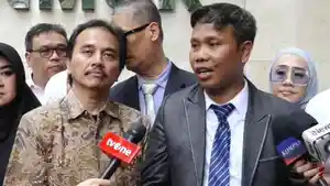 SINDIRAN-Roy-Suryo-Usai-Diperiksa-Soal-Tudingan-Ijazah-Palsu-di-Polda-Metro-Undangan-Gak-Jelas.jpg
