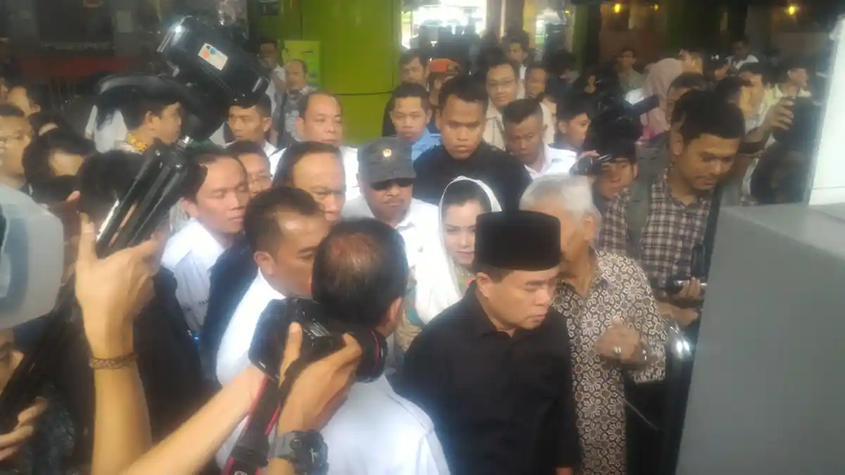 Ketua DPR Menjajal Mesin Tiket di Stasiun Gambir