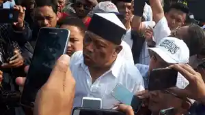 eggi-sudjana-temui-massa-di-lapangan-banteng.jpg