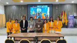 Foto-bersama-peserta-kompetisi-menulis-dan-juri.jpg