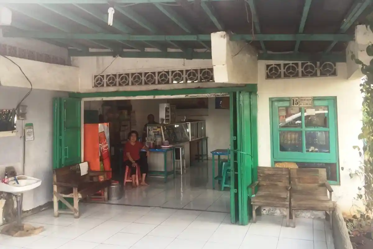 KISAH Pemilik Warung Makan di Genuk Semarang Ini Sering Tombok Saat Rob Mengepung