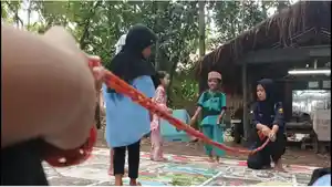 Anak-anak-Cirebon-ngabuburit-bermain-dolanan-tradisional.jpg