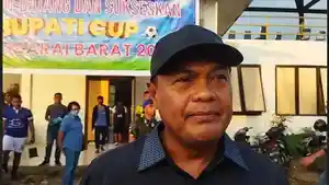Chris-Mboeik-Ketua-Asprov-NTT-beri-keterangan.jpg