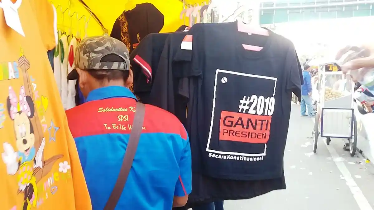 Senyum Dani Mengembang Ketika Kaus #2019gantipresiden Laris Dibeli Buruh