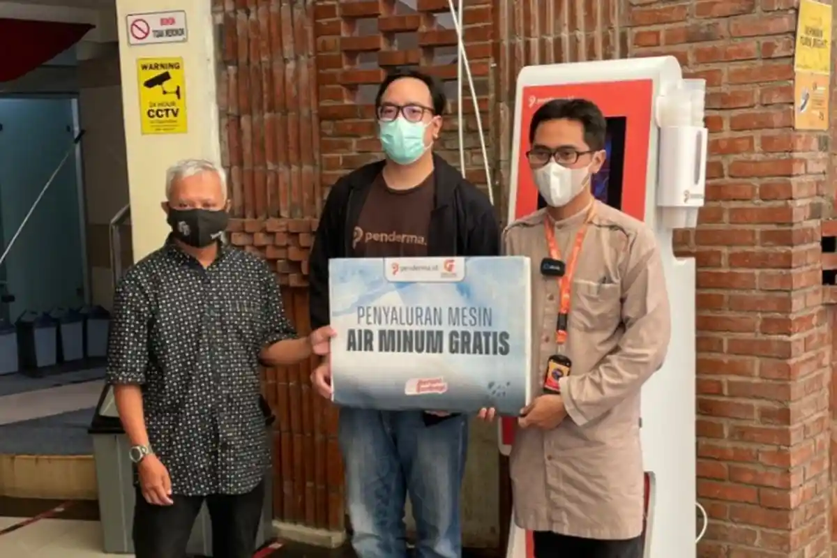 Ada Mesin Air Minum Canggih di Bandung, Warga Bisa Minum Gratis