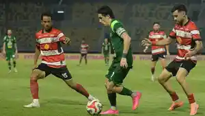 Kapten-Persebaya-Francisco-Rivera-saat-menghadapi-Madura-United-di-Stadion-GBT-Jumat.jpg