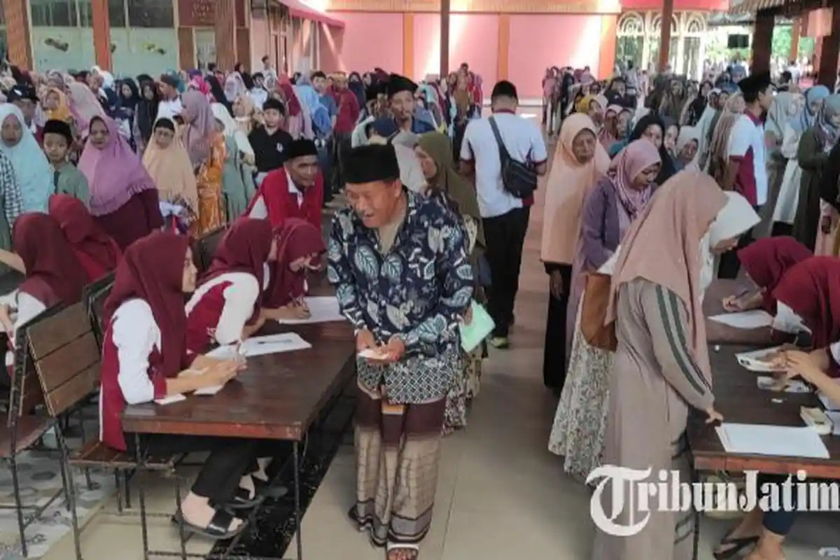 Tersedia 20 Ribu Amplop, Kampung Coklat Blitar Bagikan Uang THR ke Jemaah Pengajian Rutin Sabtu Pagi