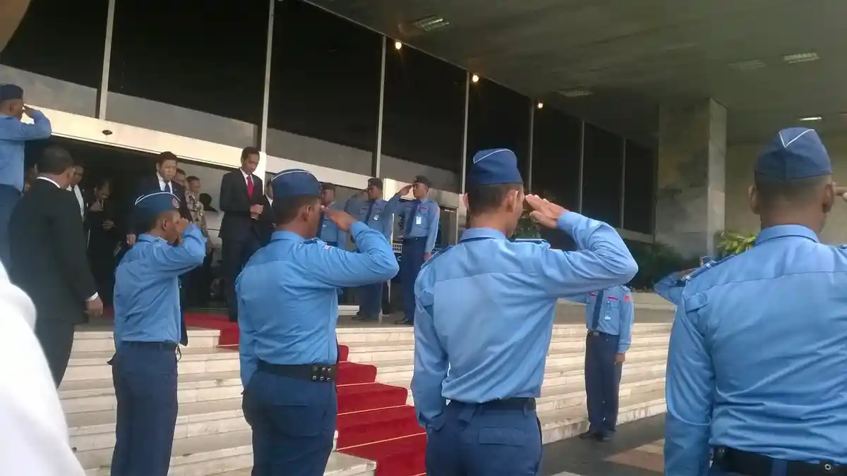 Pamdal DPR Pemberi Hormat Presiden Jokowi Orang Pilihan