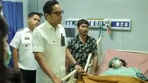Wali-Kota-Medan-Rico-Tri-Putra-Bayu-Waas-menjenguk-warganya-Timoria-Sitorus.jpg