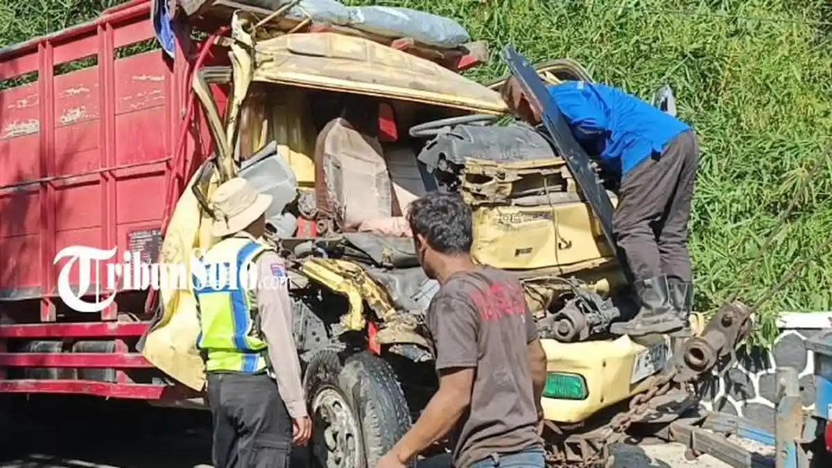 Hindari Jalan Berlubang, Dua Truk Bak Terlibat Adu Banteng di Jalan Randusari Boyolali
