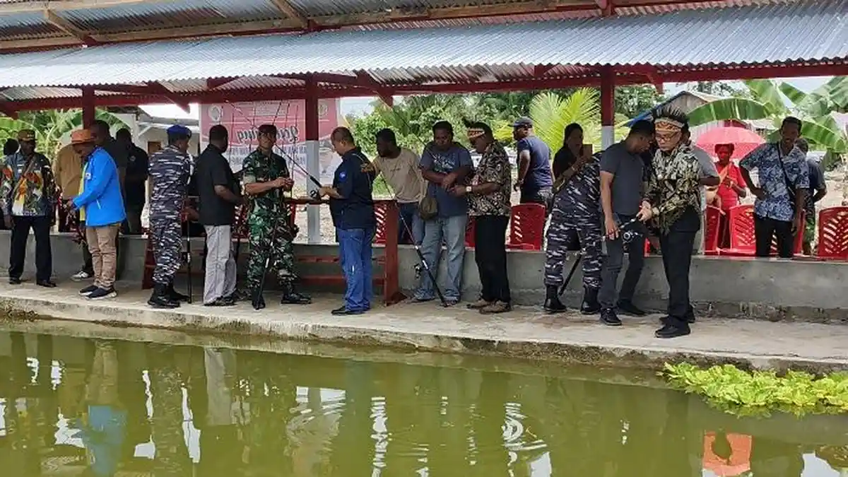 Pj Bupati Mimika Launching Kolam Ikan Bumdes Merah Putih Kampung Nawaripi 