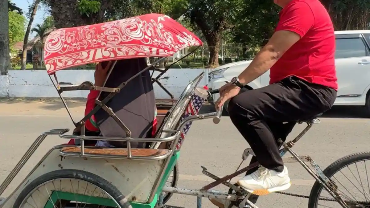 Cabup Hendy Siswanto 'Ngontel' Becak saat Kampanye Pilkada di Semboro Jember