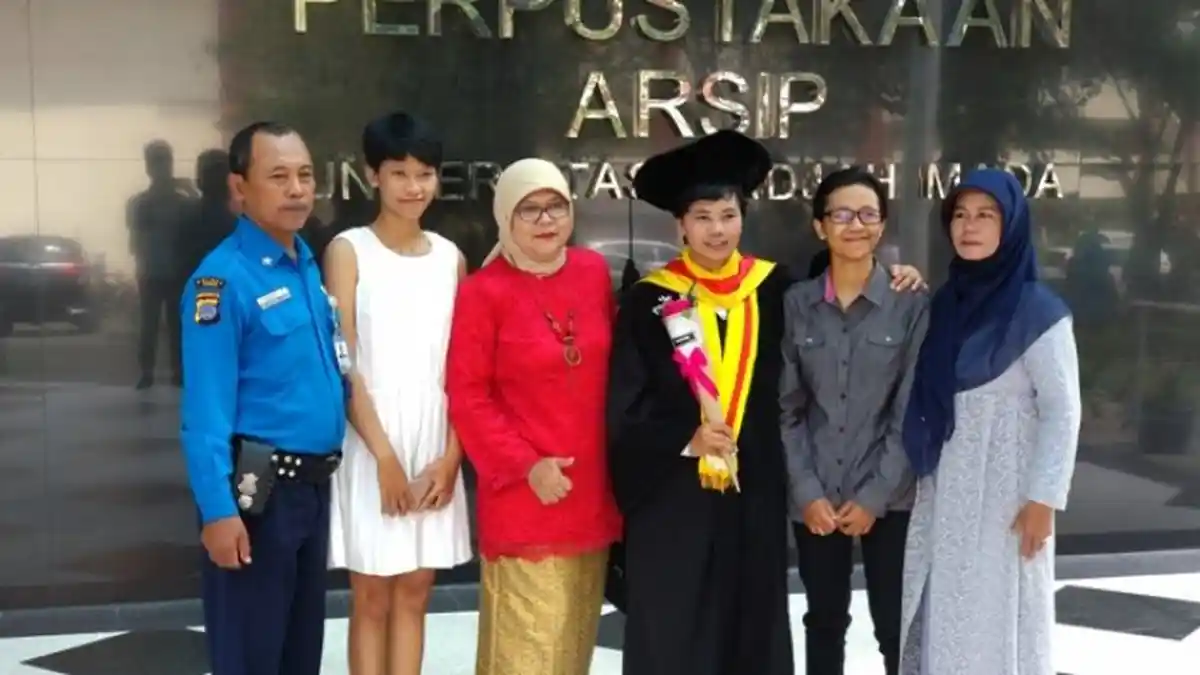 Kisah Retna Ningtyas Susanti, Anak Satpam Di UGM yang Akhirnya Meraih Gelar Doktor