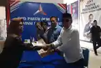 Ketua-Apdesi-Kabupaten-Mamuju-Hartono-saat-menyerahkan-surat-permohonan.jpg